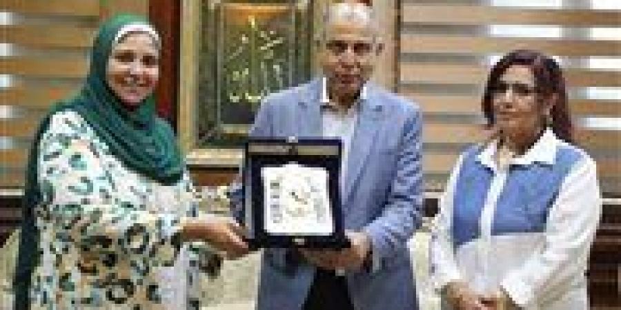 بالبلدي: محافظ
      المنيا
      يُكرم
      مديرة
      الإدارة
      الصحية
      بسمالوط
      تقديرًا
      لجهودها
      في
      تطوير
      الخدمة
      الطبية