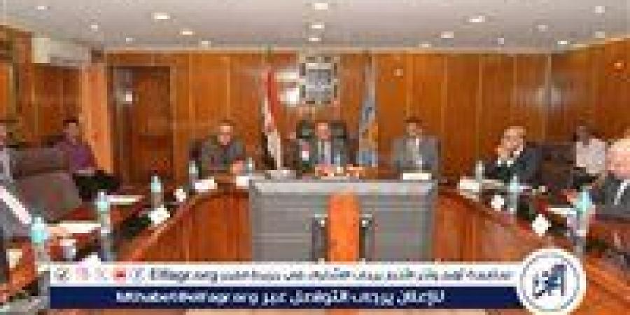 بالبلدي: "بعد
      تشكيله
      الجديد"
      محافظ
      أسيوط
      يترأس
      أولى
      جلسات
      المجلس
      الإقليمي
      للصحة
      بالمحافظة