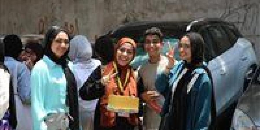بالبلدي: الثانوية
      العامة..
      طلاب
      علمي
      عن
      امتحان
      الكيمياء:
      الصعوبة
      في
      العضوية
      فقط..
      والأدبي:
      الجغرافيا
      سهلة
      ومباشرة