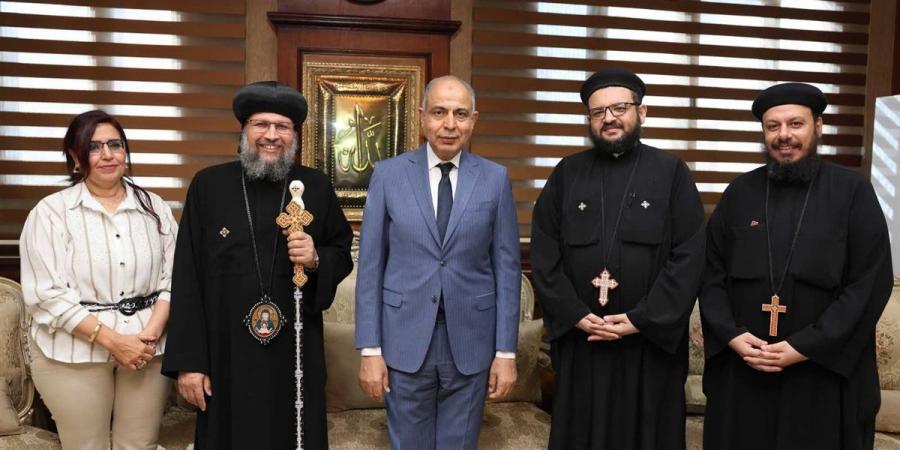 بالبلدي: محافظ
      المنيا
      يستقبل
      الأنبا
      بُقطر
      ويشيد
      بدور
      الكنيسة
      في
      ترسيخ
      المحبة
      والوحدة
      الوطنية