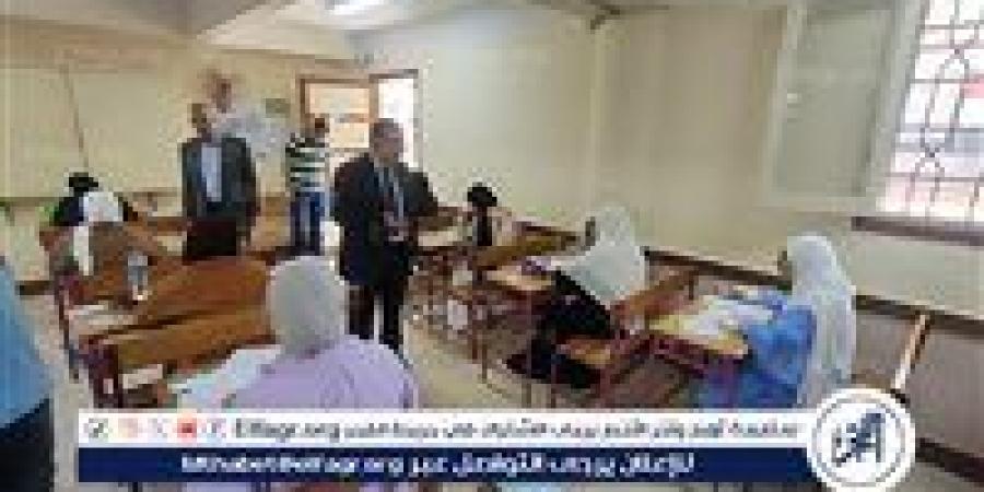 بالبلدي: طلاب
      وطالبات
      الثانوية
      العامة
      يؤدون
      امتحانى
      الكيمياء
      والجغرافيا
      فى
      أسيوط