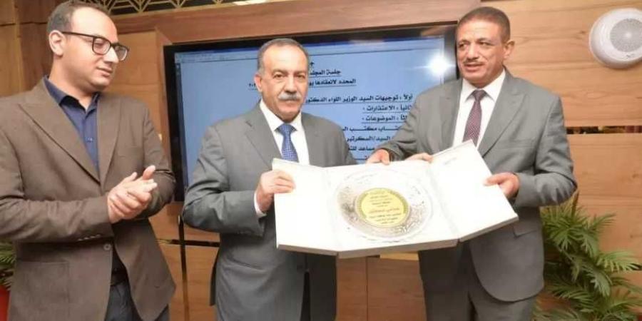 محافظ
      أسيوط
      يكرم
      السكرتير
      العام
      للمحافظة
      تقديرًا
      لجهوده
      وعطائه
      في
      دعم
      العمل
      التنفيذي