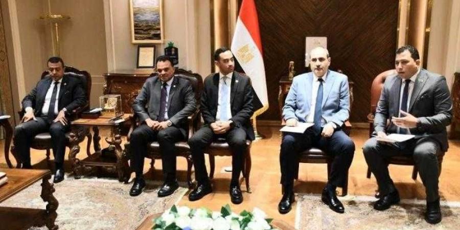 بالبلدي : وزير
      الرياضة
      يلتقي
      مجموعة
      من
      المستثمرين
      المصريين
      لبحث
      عمل
      شراكة
      وطنية