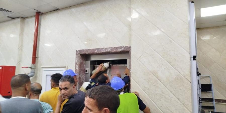 بالبلدي: "سلام
      بني
      سويف"
      توضح..
      تفاصيل
      إنقاذ
      مترددين
      على
      مستشفى
      تعطل
      بهم
      المصعد
      بالدور
      الأرضي