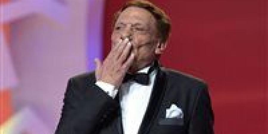 بالبلدي: غياب
      مفاجئ
      للزعيم
      عن
      ليلة
      العمر..
      زفاف
      حفيده
      يشعل
      الوسط
      الفني!