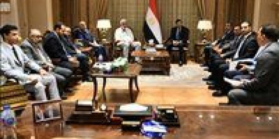 بالبلدي: وزير
      الرياضة
      يلتقي
      مجموعة
      من
      المستثمرين
      المصريين
      لبحث
      عمل
      شراكة
      وطنية