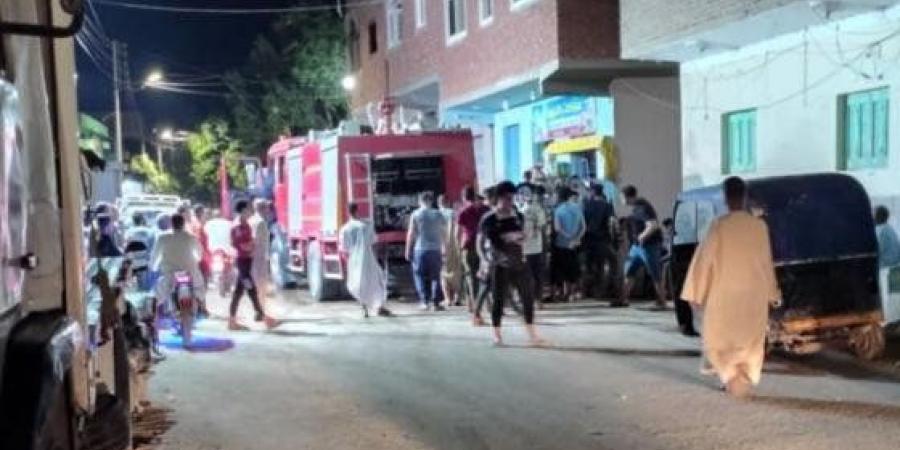 بالبلدي: دون
      إصابات
      ..
      حريق
      داخل
      ثلاث
      منازل
      بإحدى
      قرى
      المنيا
      –
      القاهرة
      تايمز