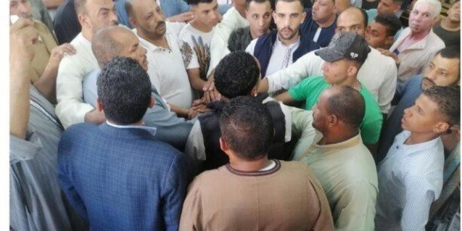بالبلدي : الكفن
      يُنهي
      خصومة
      ثأرية
      استمرت
      11
      عامًا
      بين
      عائلتين
      بقرية
      كوم
      أشفين
      في
      قليوب