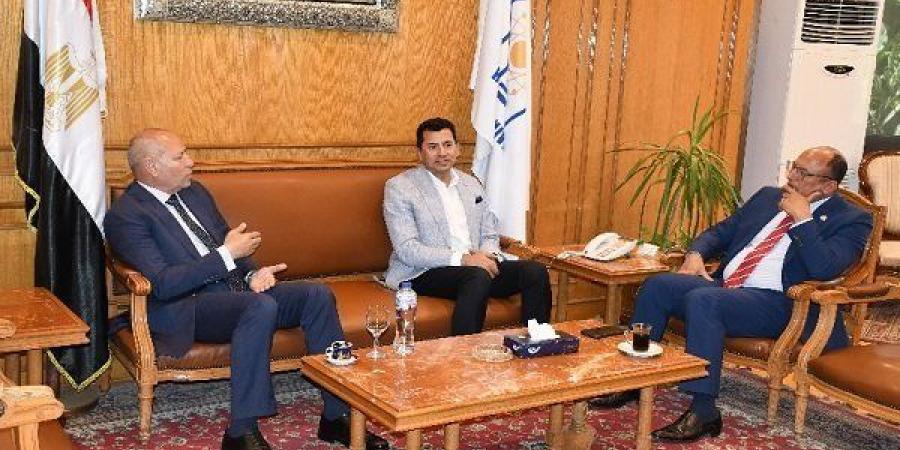 بالبلدي: مناقشة
      دكتوراه
      في
      جامعة
      حلوان
      بحضور
      وزيري
      الشباب
      والنيابيةومحافظ
      القاهرة