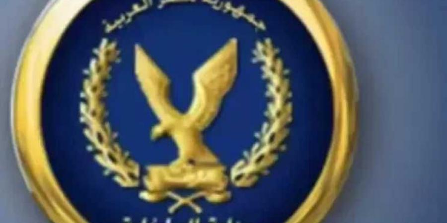 ضبط
      عدد
      من
      قائدى
      السيارات
      لقيامهم
      بالسير
      عكس
      الاتجاه
      بأحد
      الطرق
      بالشرقية