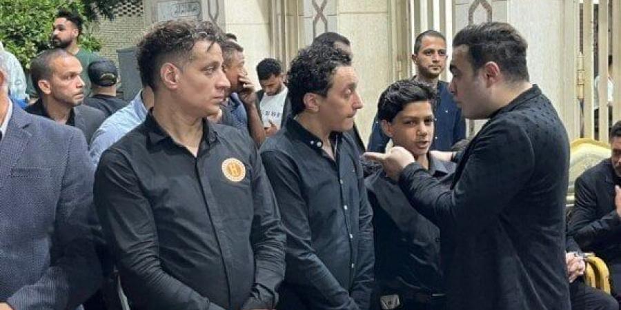 بالبلدي: انهيار
      نجل
      أحمد
      عامر
      خلال
      عزاء
      والده
      «صور»