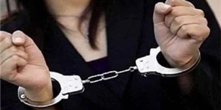 بالبلدي : السجن
      3
      سنوات
      لسيدة
      بتهمة
      خطف
      رجل
      والشروع
      في
      سرقة
      ممتلكاته
      تحت
      تهديد
      السلاح