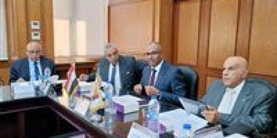 بالبلدي: نائب
      وزير
      الإسكان
      يعقد
      اجتماعًا
      مع
      اللجنة
      التنسيقية
      العليا
      لتحديث
      أكواد
      مياه
      الشرب
      والصرف
      الصحي