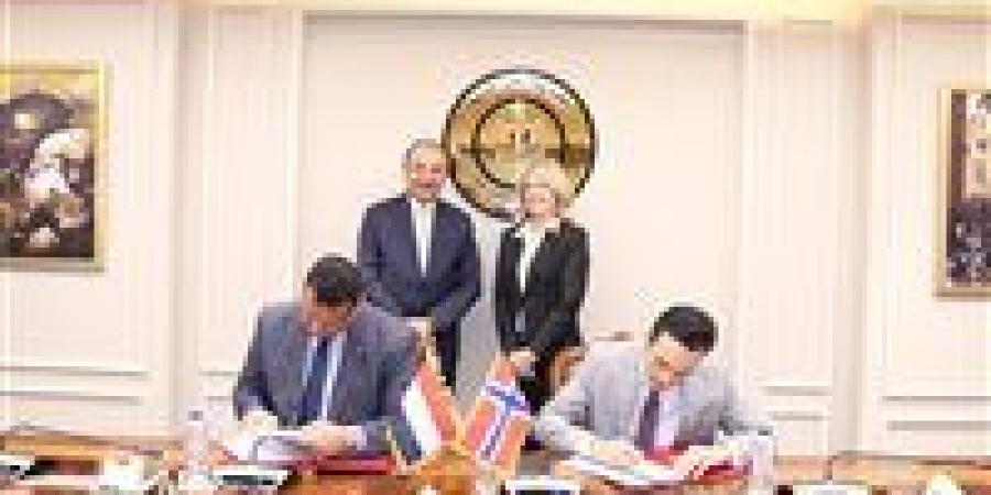 بالبلدي: وزير
      قطاع
      الأعمال
      وسفيرة
      النرويج
      بالقاهرة
      يشهدان
      توقيع
      اتفاق
      بين
      "مصر
      للألومنيوم"
      وشركة
      المشروع
      التابعة
      ل
      "سكاتك"
      المنفذة
      للمحطة
      الشمسية
      لمجمع
      الألومنيوم
      بنجع
      حمادي