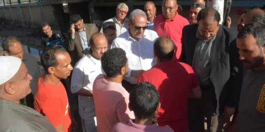 من
      قلب
      قرية
      كفر
      حجازي..
      محافظ
      الغربية
      يستمع
      للمواطنين
      ويأمر
      بحلول
      فورية
      لمشكلة
      الصرف