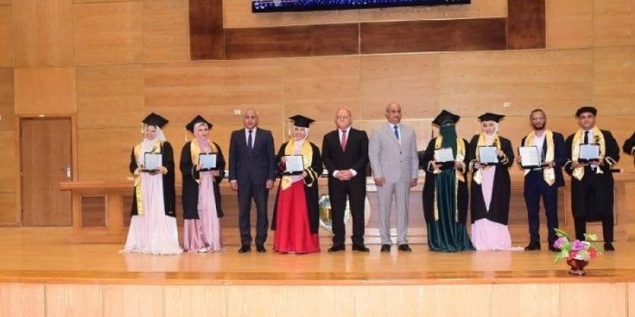 بالبلدي: رئيس
      جامعة
      سوهاج
      يشهد
      حفل
      تخرج
      الدفعة
      51
      من
      طلاب
      كلية
      التربية