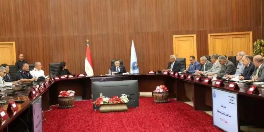 محافظ
      البحر
      الأحمر
      يشدد
      الخناق
      على
      المخالفين
      ويطلق
      حملة
      تطوير
      شاملة
      في
      الغردقة
      ورأس
      غارب