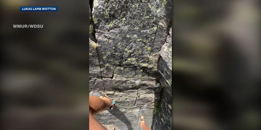 بالبلدي: سقوط مغامر من ارتفاع شاهق أثناء تسلق جبل دون حبل.. شاهد لحظة إنقاذه
