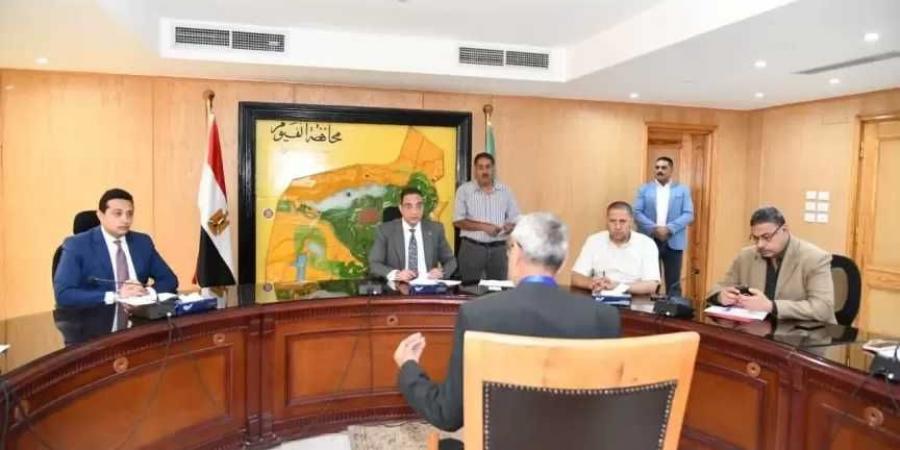 محافظ
      الفيوم
      يوجه
      بتوفير
      مساعدات
      مالية
      وتيسير
      إجراءات
      المعاشات
      للحالات
      الأولى
      بالرعاية