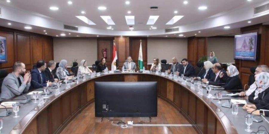بالبلدي: محافظ
      الجيزة
      يُناقش
      مشروع
      الهوية
      البصرية
      للمحافظة