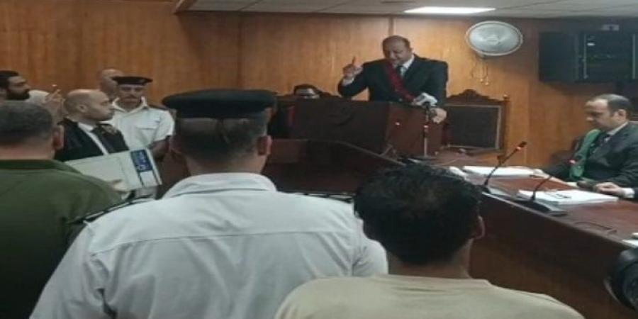 بالبلدي: كنت
      شارب
      حشيش
      في
      فرح..
      اعترافات
      صادمة
      في
      محاكمة
      سائق
      حادث
      الطريق
      الإقليمي
      بالمنوفية