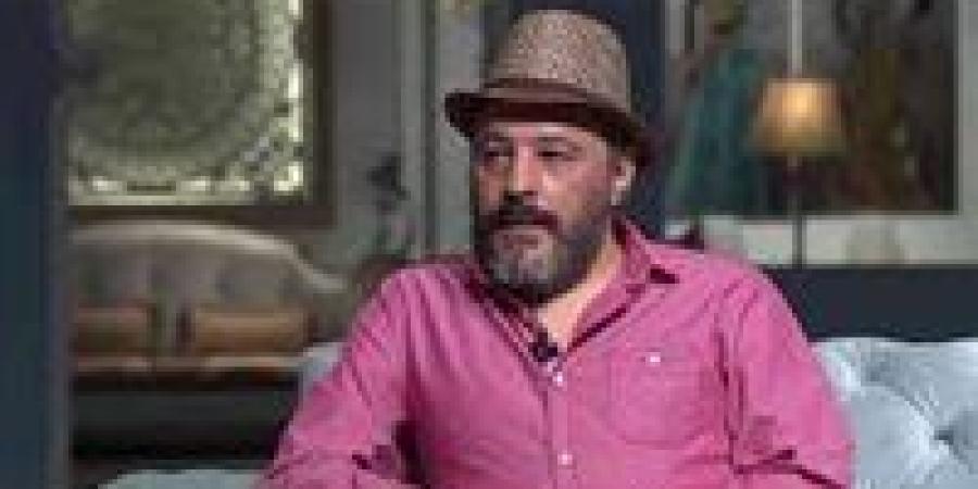بالبلدي: عمرو
      عبدالجليل
      يسخر
      من
      مها
      الصغير
      بعد
      أزمة
      سرقة
      اللوحات:
      "الستات
      بيعرفوا
      يكدبوا"