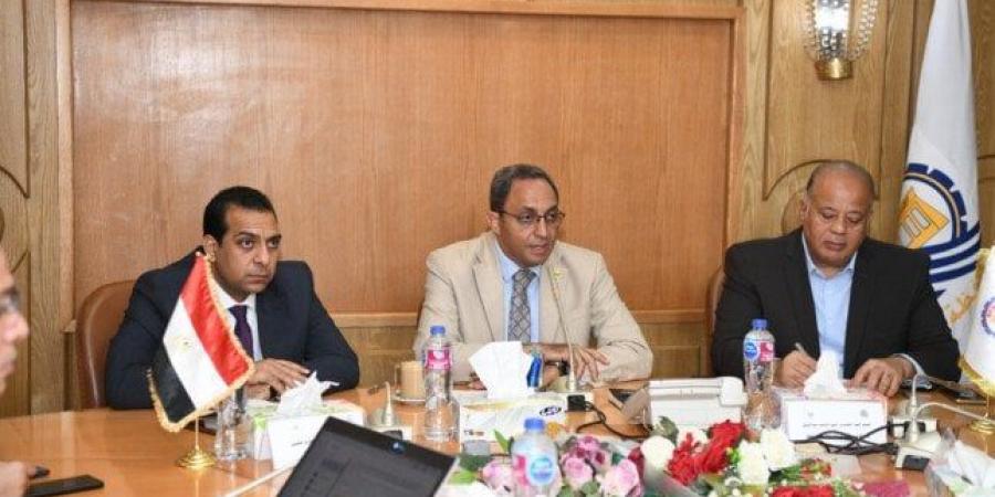 بالبلدي: محافظ
      قنا
      يستقبل
      فريق
      مشروع
      «حيّنا»
      لمتابعة
      مستجدات
      الإدارة
      المالية
      العامة
      والبنية
      التحتية