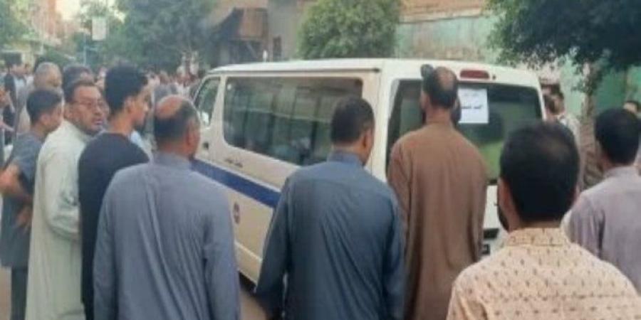 بالبلدي : أهالي
      المنوفية
      يشيعون
      جثمان
      أحد
      ضحايا
      حريق
      سنترال
      رمسيس