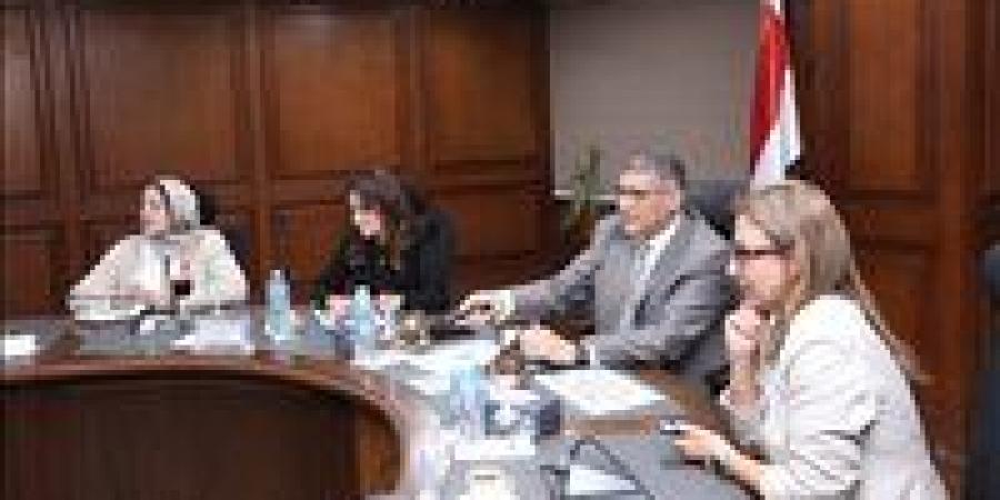 بالبلدي: محافظ
      الجيزة
      يناقش
      مشروع
      الهوية
      البصرية
      للمحافظة
      مع
      أعضاء
      اللجنة
      المعنية
      من
      أساتذة
      جامعة
      القاهرة