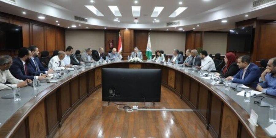 بالبلدي: محافظ
      الجيزة
      يبحث
      مع
      «الكهرباء»
      متحصلات
      خدمة
      النظافة