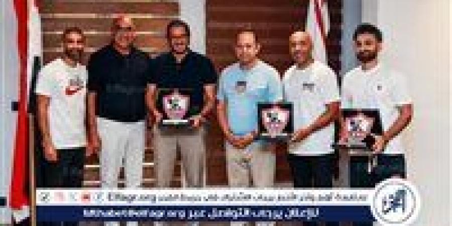 بالبلدي: الزمالك
      يكرم
      أيمن
      عبد
      العزيز
      وأحمد
      سمير
      ومحمد
      أسامة
      بعد
      رحيلهم