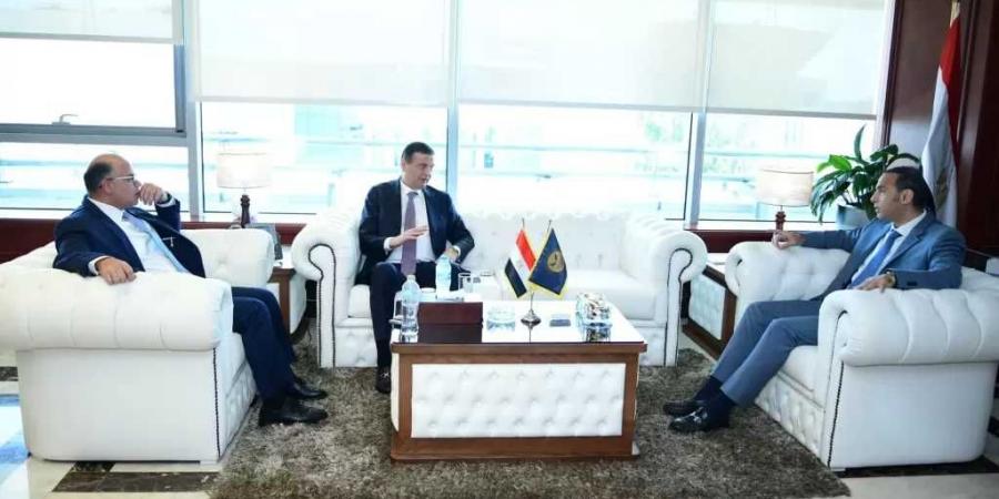 وزير
      الزراعة
      يبحث
      مع
      الرقابة
      المالية
      خطة
      عمل
      صندوق
      التكافل