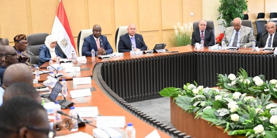 بالبلدي : وزير
      الصناعة
      والنقل
      يلتقي
      وزير
      النقل
      والطيران
      بجمهورية
      سيراليون
      لبحث
      سبل
      التعاون