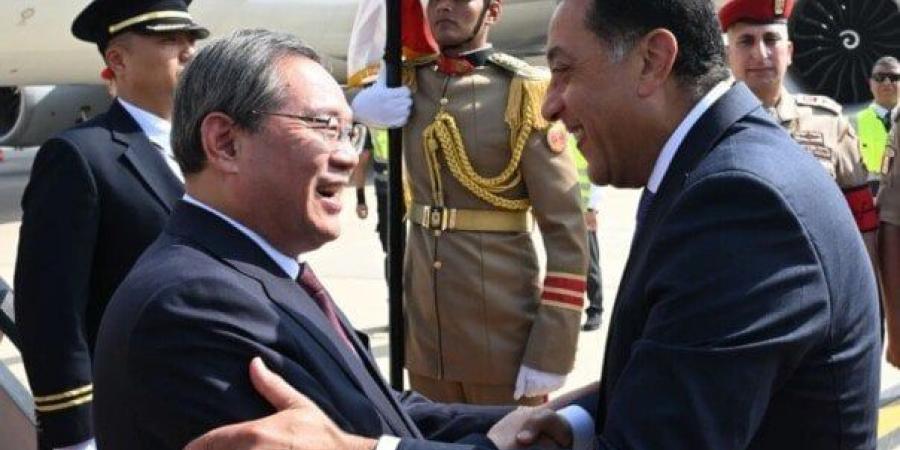 بالبلدي : رئيس
      الوزراء
      يستقبل
      رئيس
      مجلس
      الدولة
      الصينى
      بمطار
      القاهرة
      (صور)