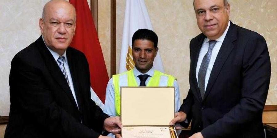 بالبلدي : وزير
      الطيران
      المدني
      يُكرّم
      موظفًا
      بمطار
      القاهرة
      الدولي
      لأمانته
      ويُشيد
      بالتزامه
      بأخلاقيات
      و
      قيم
      العمل
