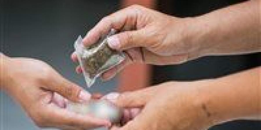 بالبلدي: بيع
      المخدرات
      وسط
      الشارع..
      التحقيق
      مع
      عصابة
      تجارة
      الكيف
      في
      السلام