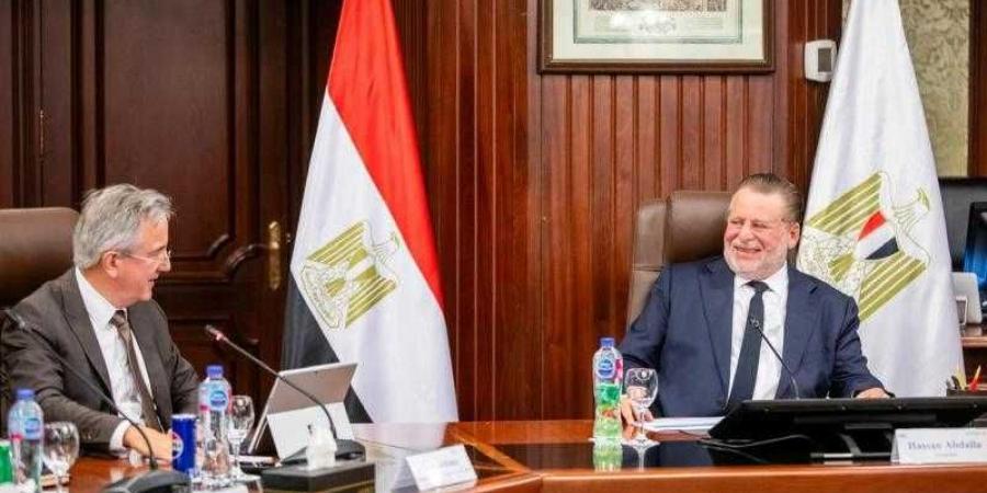 بالبلدي : محافظ
      البنك
      المركزي
      المصري
      يستقبل
      وفدًا
      من
      البنك
      الأوروبي
      لإعادة
      الإعمار
      والتنمية
      لبحث
      أوجه
      التعاون
      المشترك