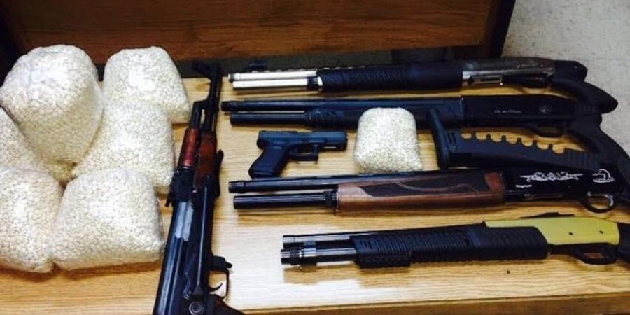 بالبلدي: 7
      قضايا..
      مداهمات
      أمنية
      متتالية
      ضد
      تجار
      الكيف
      والسلاح
      بدمياط
      وأسوان
