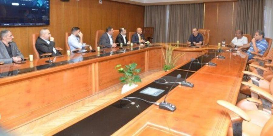 بالبلدي: محافظ
      أسيوط
      يجتمع
      مع
      مجموعة
      من
      المستثمرين
      لعرض
      الفرص
      الاستثمارية