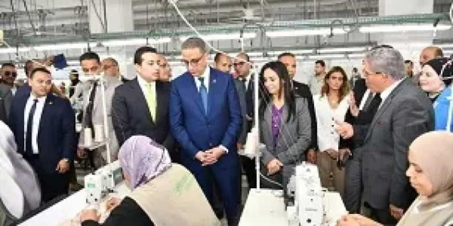 وزيرة
      التضامن
      الاجتماعي
      ومحافظ
      الفيوم
      يتفقدان
      مشروعات
      مصنع
      الغزل
      والنسيج
      بالعزب