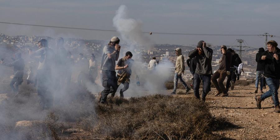 بالبلدي: مستوطنون إسرائيليون يحرقون مركبات ومنازل فلسطينية في قرية بالضفة الغربية