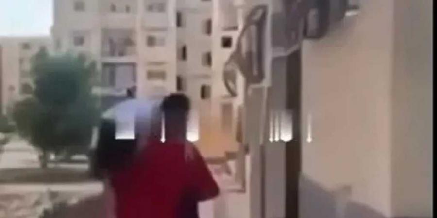 ”قتلها
      وشالها
      علي
      كتفة”
      حقيقة
      تداول
      فيديو
      لزوج
      يحمل
      زوجته
      مقتولة
      ويتجول
      بها
      في
      الشارع