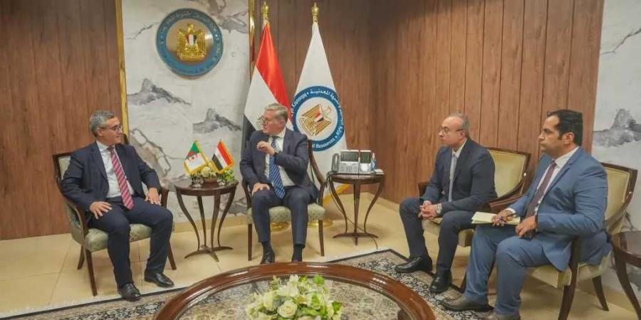 وزير
      البترول
      يبحث
      مع
      سفير
      الجزائر
      تعزيز
      التعاون
      في
      مجالات
      البترول
      والغاز