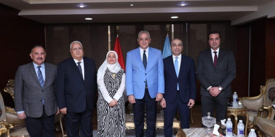 بالبلدي : رئيس
      البنك
      الزراعي
      المصري
      يلتقي
      محافظ
      الغربية
      لدعم
      جهود
      تحقيق
      التنمية
      الزراعية
      وتحفيز
      الاستثمار
      في
      القطاعات
      الإنتاجية
      بالمحافظة