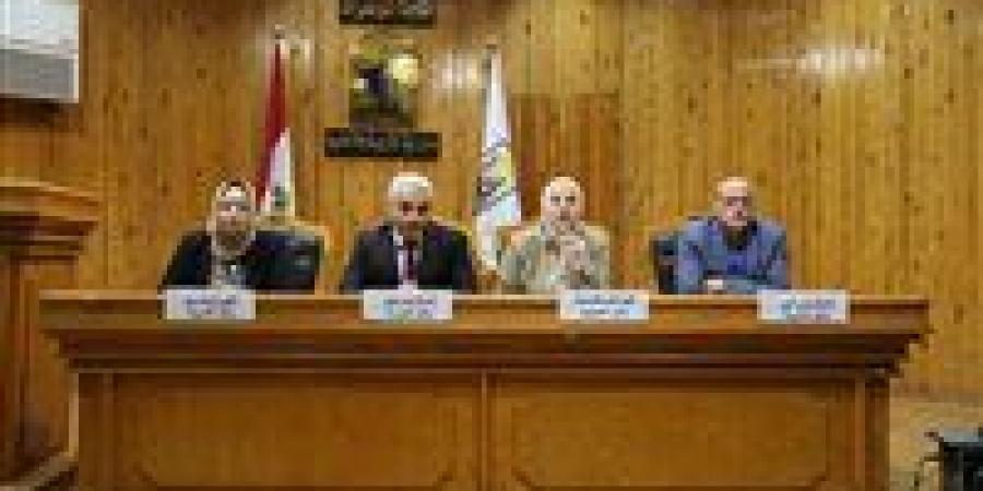 بالبلدي: مدير
      «تعليم
      القاهرة»
      تعقد
      اجتماعا
      موسعًا
      لمتابعة
      الانضباط
      المدرسي
      والاستعداد
      للانتخابات