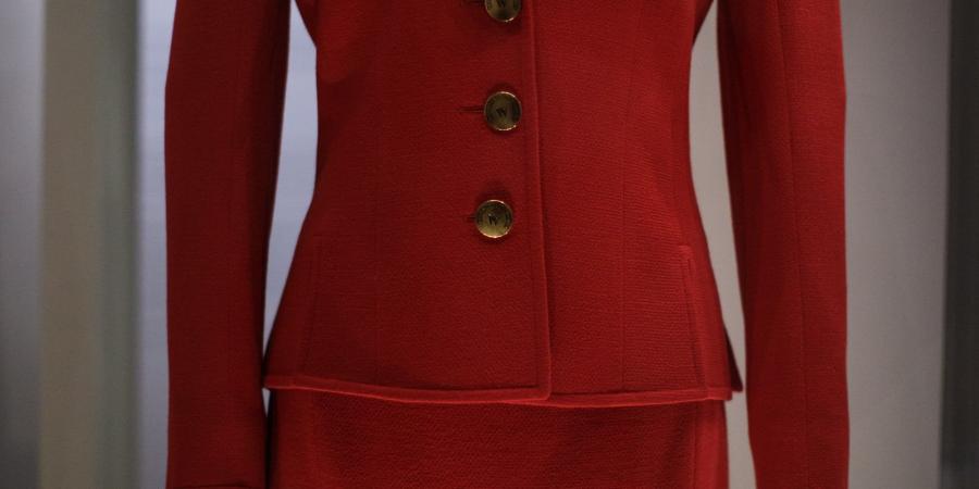 بالبلدي: من ليدي ديانا إلى بيلا حديد..قصة البدلة الحمراء التي تعشقها النساء