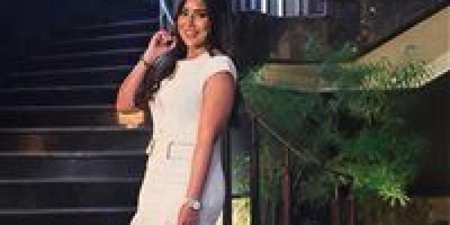 بالبلدي: تورتة
      وأغنية..
      أبطال
      "كلهم
      بيحبوا
      مودي"
      يفاجئون
      آيتن
      عامر
      بعيد
      ميلادها