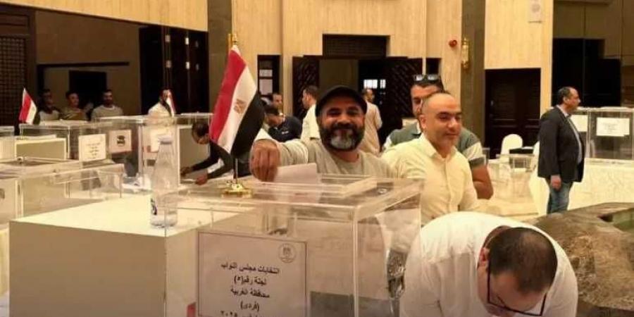 القنصل
      المصري
      بالرياض:
      إقبال
      كثيف
      في
      تصويت
      المرحلة
      الثانية
      لانتخابات
      مجلس
      النواب