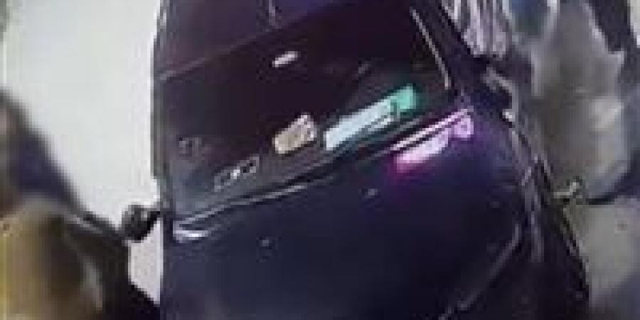 بالبلدي: خلاف
      عائلي
      يتحول
      إلى
      شائعة..
      الأمن
      يكشف
      حقيقة
      فيديو
      تحطيم
      سيارة
      بالإسماعيلية