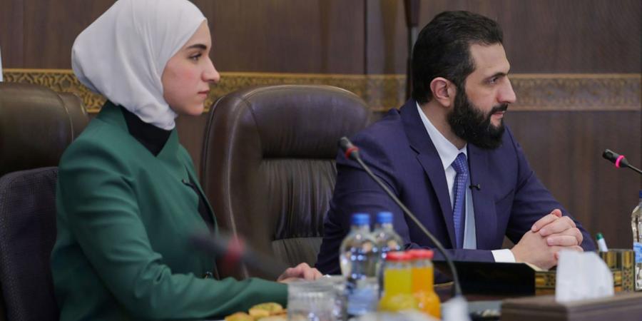 belbalady سوريا.. حركة من أحمد الشرع مع زوجة لطيفة الدروبي تشعل تفاعلا بلقاء رسمي